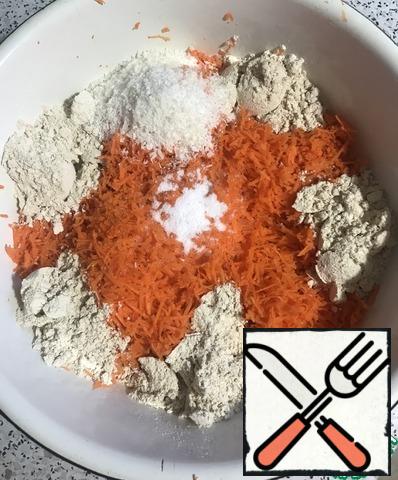 Wash, peel and grate the carrots. Add bulk ingredients (flour, coconut, nutmeg, sweetener). I recommend just to mix. Otherwise the carrot will let the juice, and the flour will absorb it and get the ball.