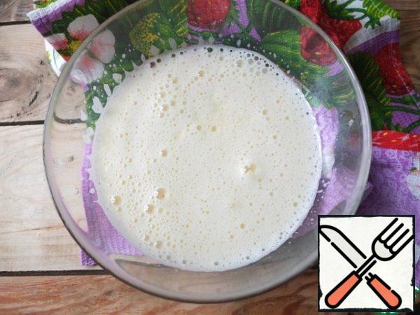 For the sponge dough, beat eggs, sugar and vanilla sugar until a fluffy light mass is formed.
Melt the butter and cool slightly.
