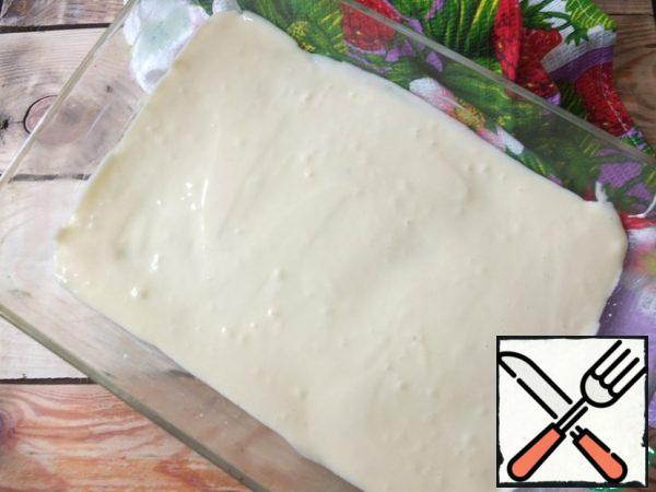 Continuing to beat, add the butter.
Add the sifted flour with baking powder and mix.
Pour the sponge dough into the mold. Smooth evenly with a spoon.
