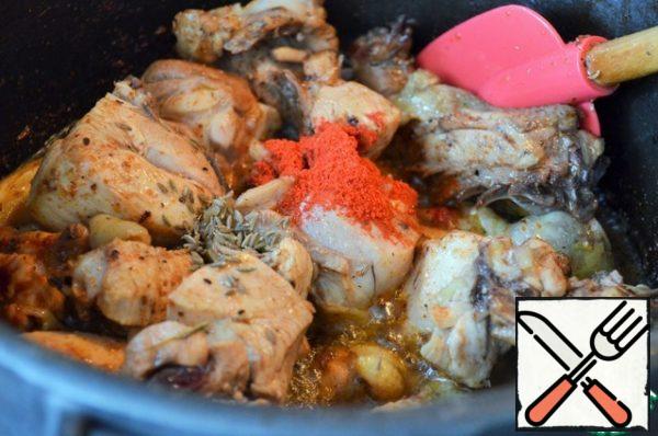 Chicken wash, dry and cut into pieces.
In a cauldron to heat vegetable oil, gently lay out the chicken and fry,
5 - 7 minutes, over medium heat, stirring.
Add the seasoning, cumin seeds and paprika, mix.