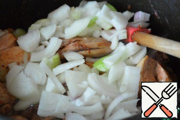 Cut the onion and add to the chicken, fry for 5 minutes.