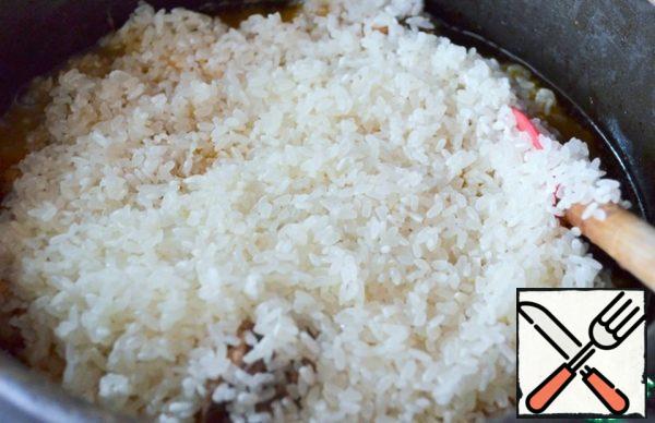 Put the rice in an even layer, pour 2 cups of water.
Let it boil, reduce the heat to a minimum and cover with a lid.