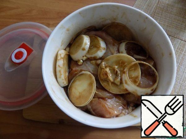 I took a whole chicken breast. Cut it off together with the bone. Took off her skin. Rinse, dry with a paper towel. We put it in a bowl with a lid. Pour soy sauce. Cut the onion into rings, cut the garlic arbitrarily and send it to the breast. I mixed it with my hands, covered it with a lid and let it marinate right on the table for 30 minutes. I turned the breast over a couple of times during this time. Not knowing what hit her. I'm cooking a diet breast. I've had enough soy sauce. Without pepper. Pepper the finished dish.
