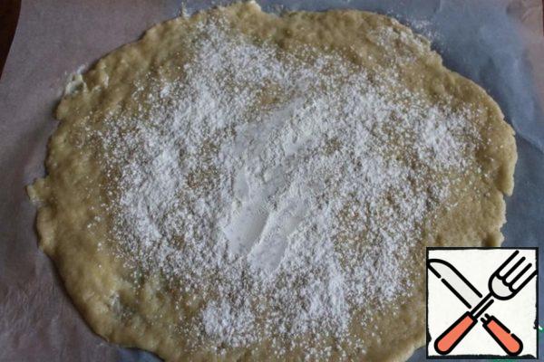 The dough is rolled into a circle 5 mm thick, can be immediately on baking paper, sprinkle with starch on top (through a strainer).