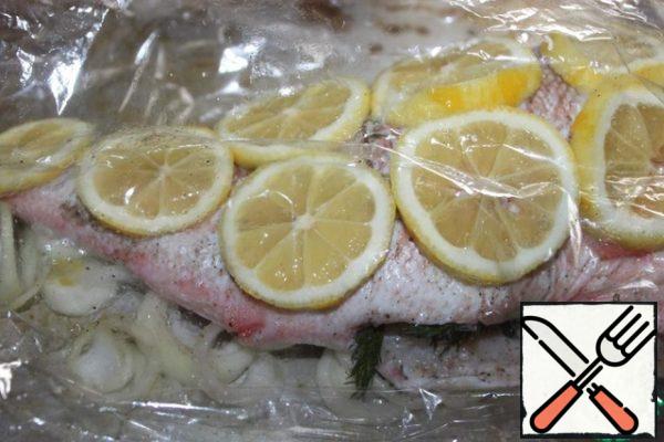 I baked in the sleeve for baking, put onions on the bottom, top - fish, fish inside - greens, fish - lemon circles.