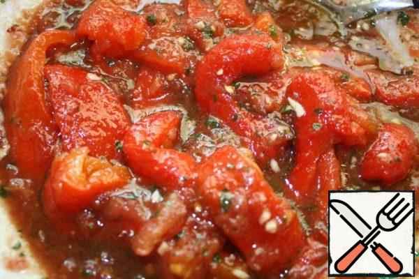 Mix tomatoes and peppers and give the products to make friends, during this time the pepper is a little marinated. Let everything stand for about 15 minutes.