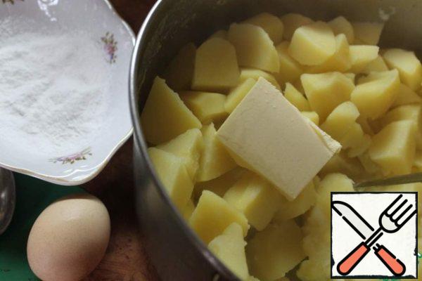 Mashed potatoes: boil potatoes, mash in mashed potatoes with egg, butter and 2 tablespoons of starch.
