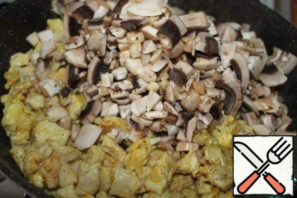 Then - sliced mushrooms, fry for another 5-7 minutes.
