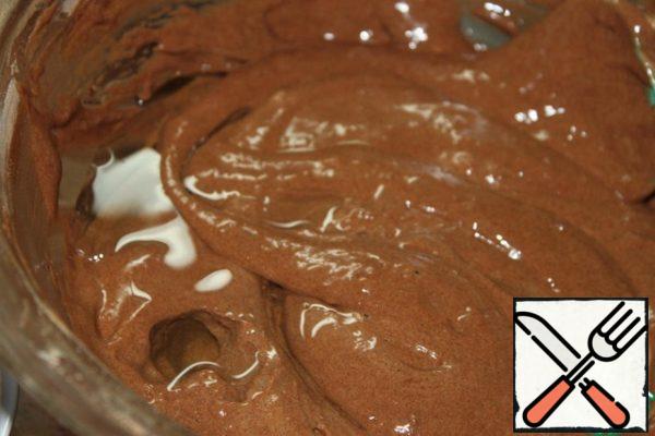 Gently mix the yolk-protein mass, add the flour mixture, mix thoroughly, at the end - vegetable oil.
