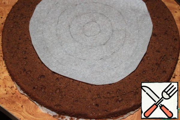 Then move on to the most interesting. Circle "Crazy hands". It is necessary to cut the lower part of the biscuit into "circles" - about 2 cm, you can use improvised means (plates, other shapes, etc.), I do not regret that there is no compass. I took baking paper and drew circles on it, then, attaching the mold to the biscuit, cut out the necessary circles.
