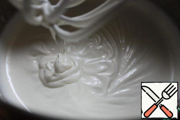 Prepare the cream:
Soak the gelatin in cold milk. Whisk cottage cheese with vanilla sugar, with most of the powdered sugar. Gelatin is heated until dissolved, mixed with the curd part.
Whisk the cooled cream with the remaining powdered sugar until thickened.
Gently mix the two parts so that the cream does not lose its splendor and lightness.
