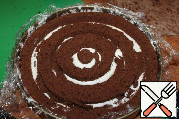 Then lay out the second layer of sponge cake, also pour the cream.
