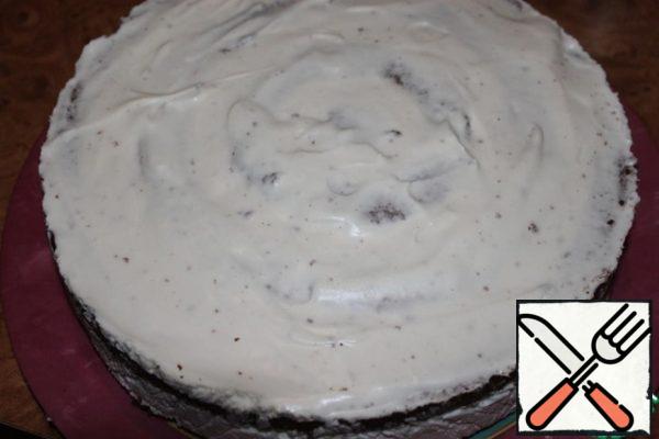 Also pour all the cream, lubricate the top, put in the refrigerator until solidified. It took me a couple of hours to freeze. Take out the walls of the mold, carefully remove the film, transfer to a plate.
