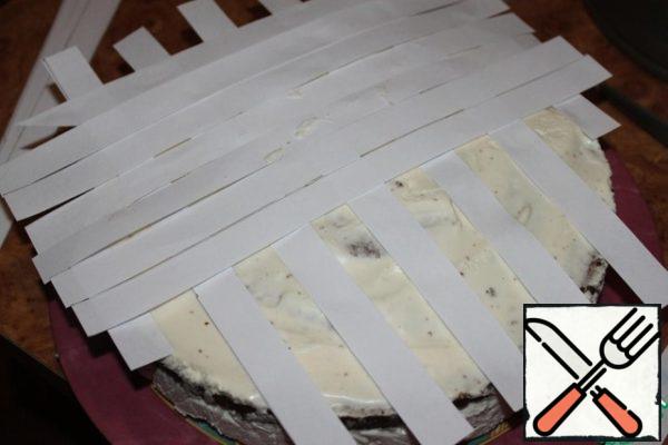 The circle of "Crazy Hands" continues. Cut strips of Shire from paper. 2 cm. Put them on top of the cake. After one - remove the strips. Now we also lay across the strips, take them out through one. There should be squares between the stripes.
