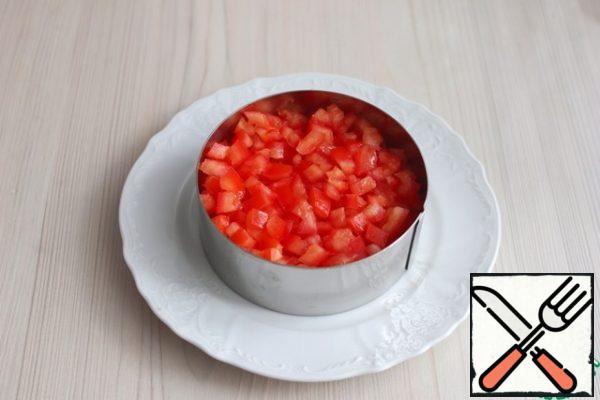 Next, a layer of tomatoes, cut into small cubes. The layer of grease with mayonnaise.