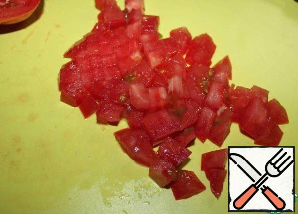 Cut the tomato into cubes.