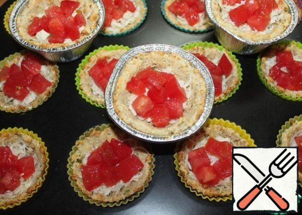 Put in tartlets mixture of cheese with chicken, then tomato.