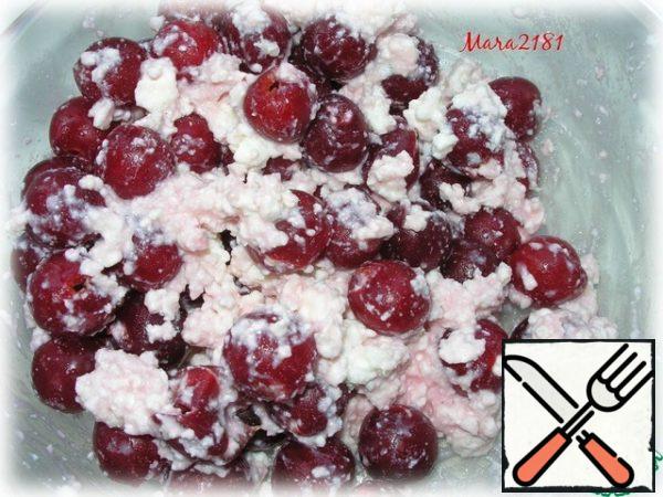 Meanwhile, you can do stuffing. 300 g cherries wash, dry slightly and remove the bones. Add 100 g of cottage cheese, 1 tablespoon of sugar and 0.5 g of vanillin to the peeled cherries. Mix everything thoroughly.
