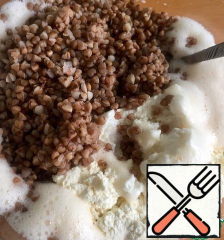 Mix cottage cheese with egg and buckwheat mixture.