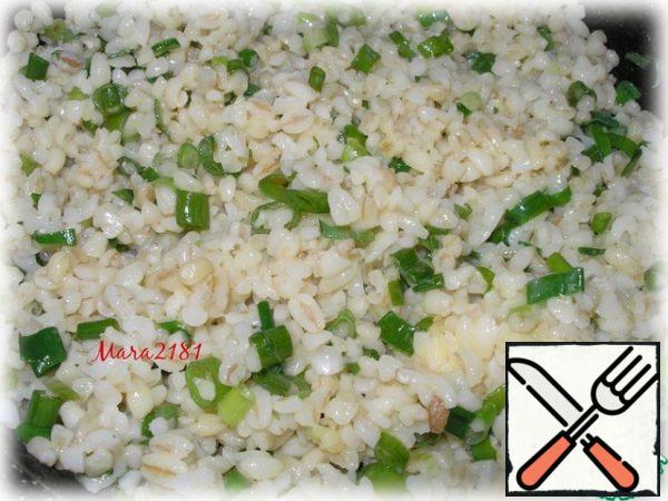 While the dough is resting, you need to prepare the filling. In a frying pan with medium heat to melt 2 tbsp of butter, add 250 g of boiled bulgur and 3 PCs finely chopped green onions. Mix thoroughly and simmer for about 3-5 minutes. Remove from heat and allow to cool.