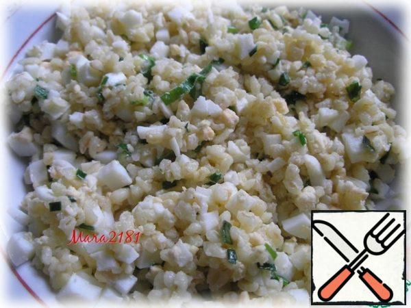 Hard-boiled 3 eggs cut into small cubes and mix with bulgur and green onions. Add salt to taste. If desired, you can add your favorite spices.