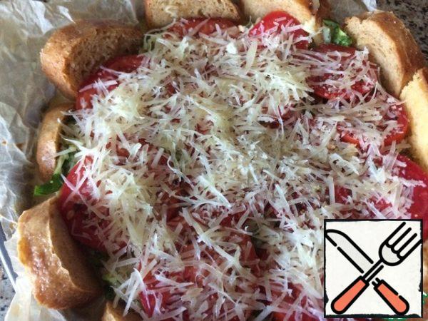 Massa put in a form on the slices of bread on Top to distribute the mugs of tomatoes, sprinkle with remaining cheese, sprinkle with oil.