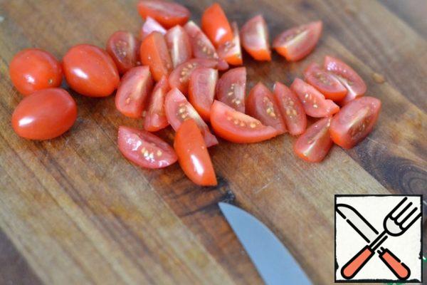 Cut tomatoes into slices.
