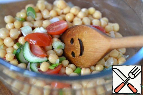 Drain the liquid from the canned chickpeas.
In a large bowl, mix chickpeas, chilled couscous, tomatoes and cucumber. Add salt and pepper to taste.

