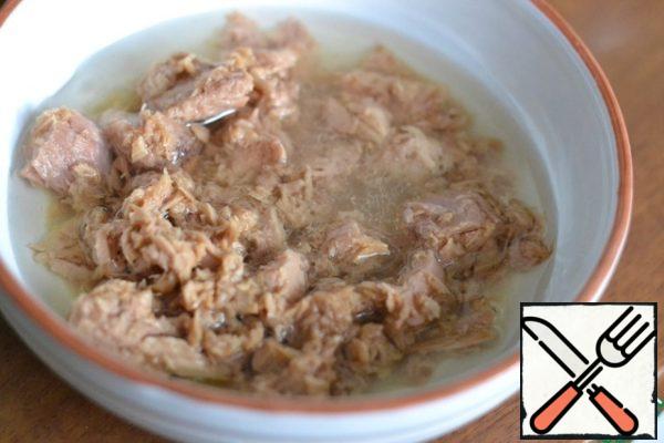 Tuna put in a bowl, knead with a fork and add lemon juice.