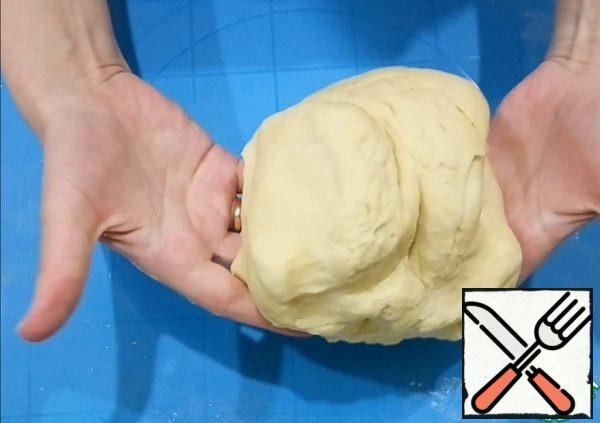 Prepare the custard dough. In flour add egg and salt, mix with a fork. Then add the boiling water and mix. Add vegetable oil. Knead the dough on the table and let it stand under the lid for 10-15 minutes. The dough turns out to be elastic, it is easy to work with.
