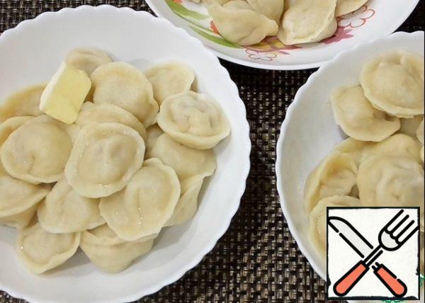 Boil water, add salt and 1 onion if desired. Add the dumplings. When they pop up, cook them for 5 minutes. Put in a plate and add butter or sour cream to the dumplings.