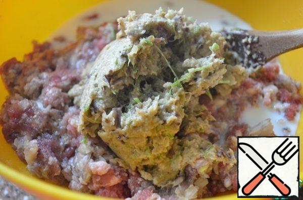 Add the eggplant mass to the minced meat, season with salt and pepper.
