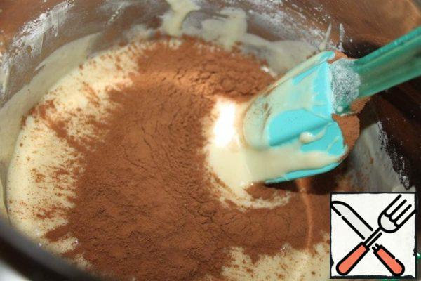 Pour the syrup into a bowl of cocoa and milk powder (I sift them through a sieve). Mix very well. At this stage, you need to add to the mass of cardamom or other aromatic spices (cinnamon, vanilla).