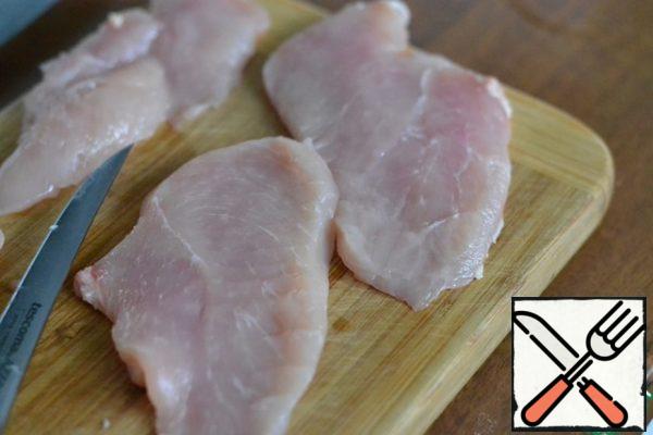 Cut the chicken breast lengthwise into two parts.
