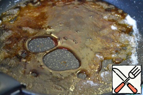 Melt the sugar in a frying pan.
