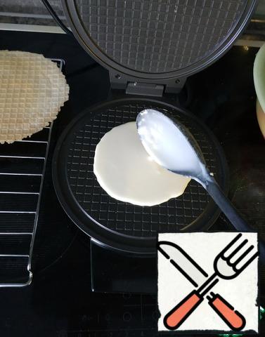 Non-stick (Teflon) coating is not lubricated. Pour the dough into the center of the mold, a full deep spoon with a rim of the set ( or 2 tablespoons).