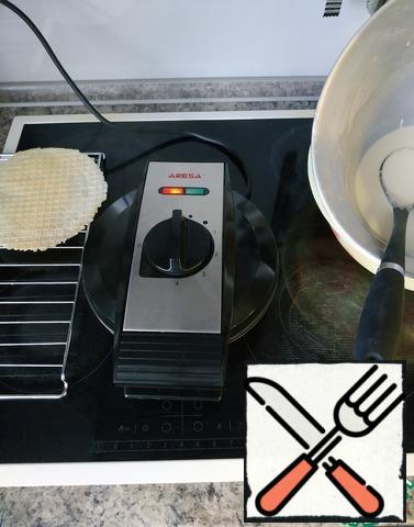 Well press down the top flap (press for ten seconds).
The waffle iron gray on the screen. Bake until crisp, 4 minutes.
(Our waffle iron is comfortable, but not ideal.)
Mode and time of baking are individual for each elektro-waffle.   