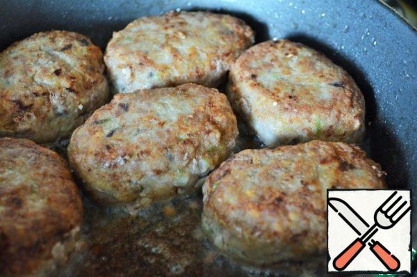 Heat vegetable oil in a frying pan,
Fry the cutlets on both sides for 2-3 minutes over medium heat.Then place cutlets in a high pan, cover and stew over low heat for 5 minutes. If necessary, pour a little boiling water.