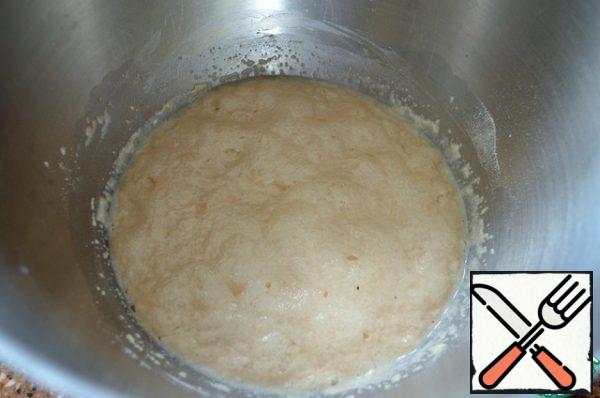 Knead the dough in a biscuit way.
In a bowl, mix warm milk, sugar, 2 tablespoons of flour (from the total amount) and leave for 10-15 minutes in a warm place.
