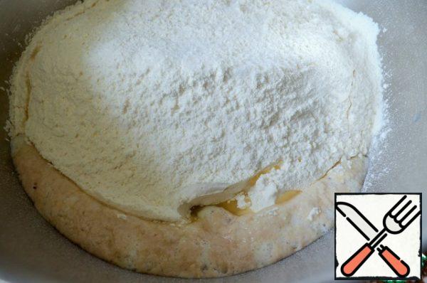 Sift the flour, pour vegetable oil into the dough and add salt.
Knead the dough.
