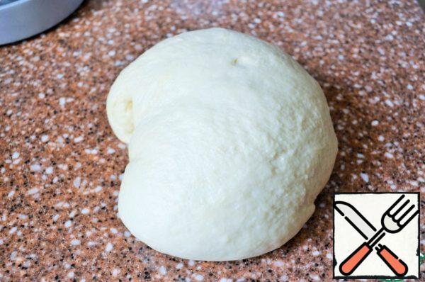 Put the finished dough in a bowl, cover and remove for 45 - 60 minutes in a warm place.