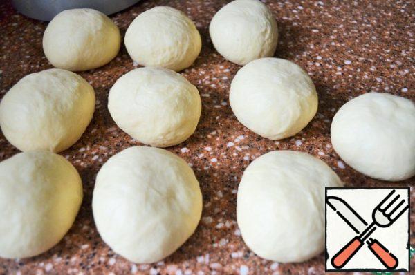 The dough press down, divide into 10 equal parts, to podcating in balls, cover and leave for 10 minutes to "rest".