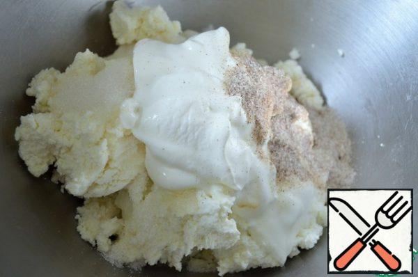 Prepare the cottage cheese filling. Mix everything thoroughly.
