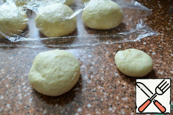 Begin to shape the tarts.
Balls divided into two parts -3/4 and 1/4.