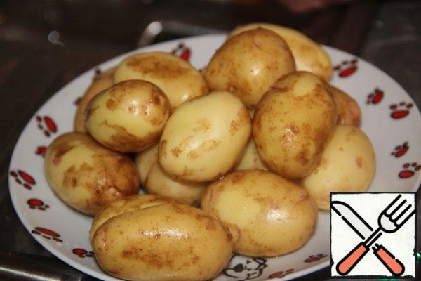 Young small potatoes wash well. During washing, part of the peel will peel off, but especially to clean it with a knife or brush is impossible, it will be "not that". Each potato is chopped with a fork in several places.