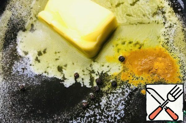 Put the butter in a frying pan, melt, add 1/2 tsp turmeric.
and 5 peas of black pepper, mix everything, pepper can be removed. We like to understand it.
