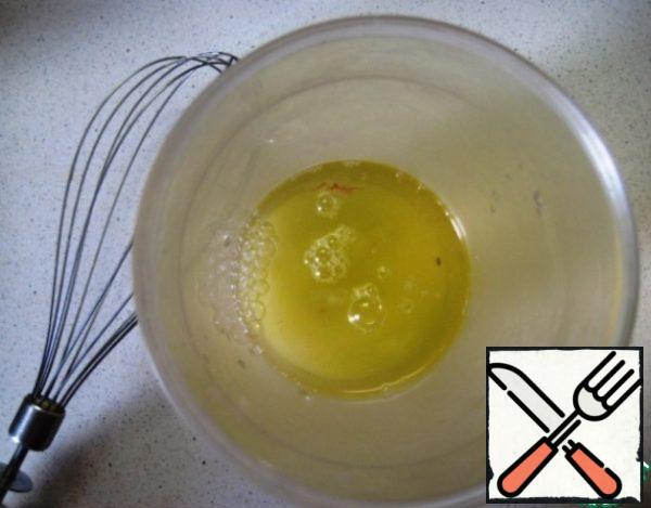 Separate the whites from the yolks in different dishes.
Add to the proteins 50 grams of sugar and whisk.