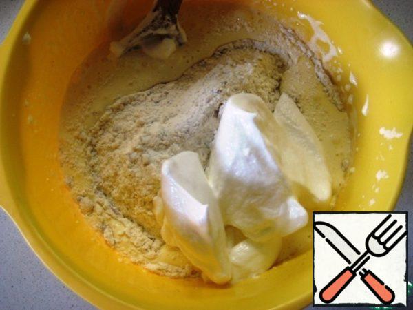 Pour the nut-flour mixture into the yolk and add some whipped proteins. Gently mix.