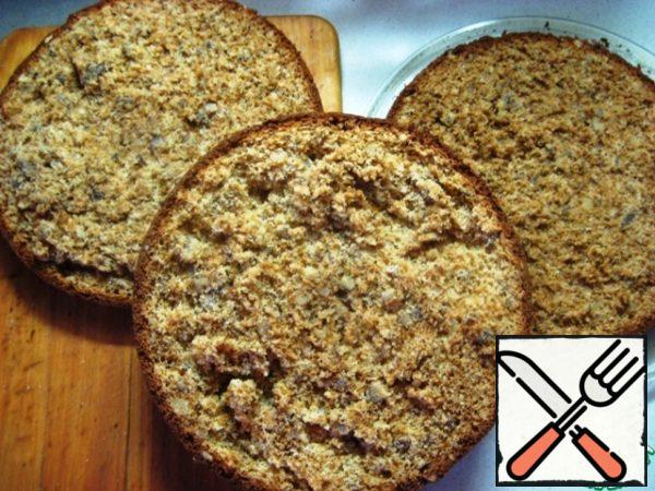 Cut the cooled biscuit into 3 parts.
