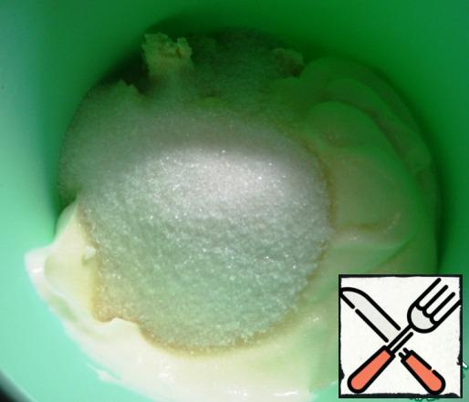 Curd cream: combine cottage cheese, sour cream, sugar and vanilla sugar in a bowl.